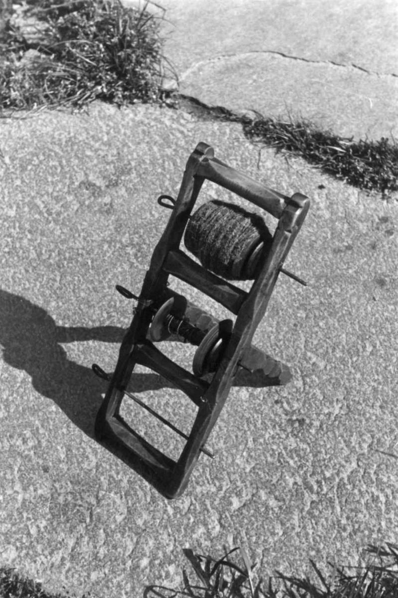 Anna Grostøl, Snellestativ med plass til tre sneller. Brekken eller Røros, Sør-Trøndelag 1938.