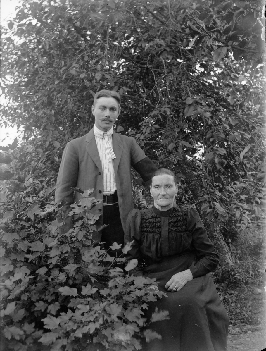 Josef Ärnström, Josef Ärnström med sin mor, Uppland 1909