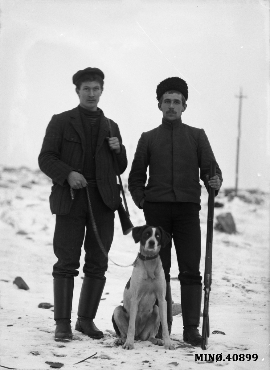 Oscar Holte, Portrett av to jegere med hund og gevær - Bugge og Guldal