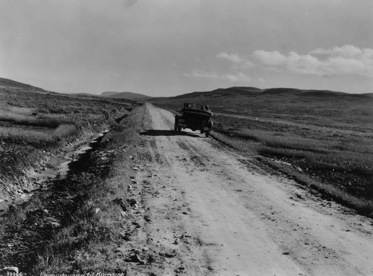 Anders Beer Wilse, En bil på Finnmarksveien til Karasjok, 1933.
