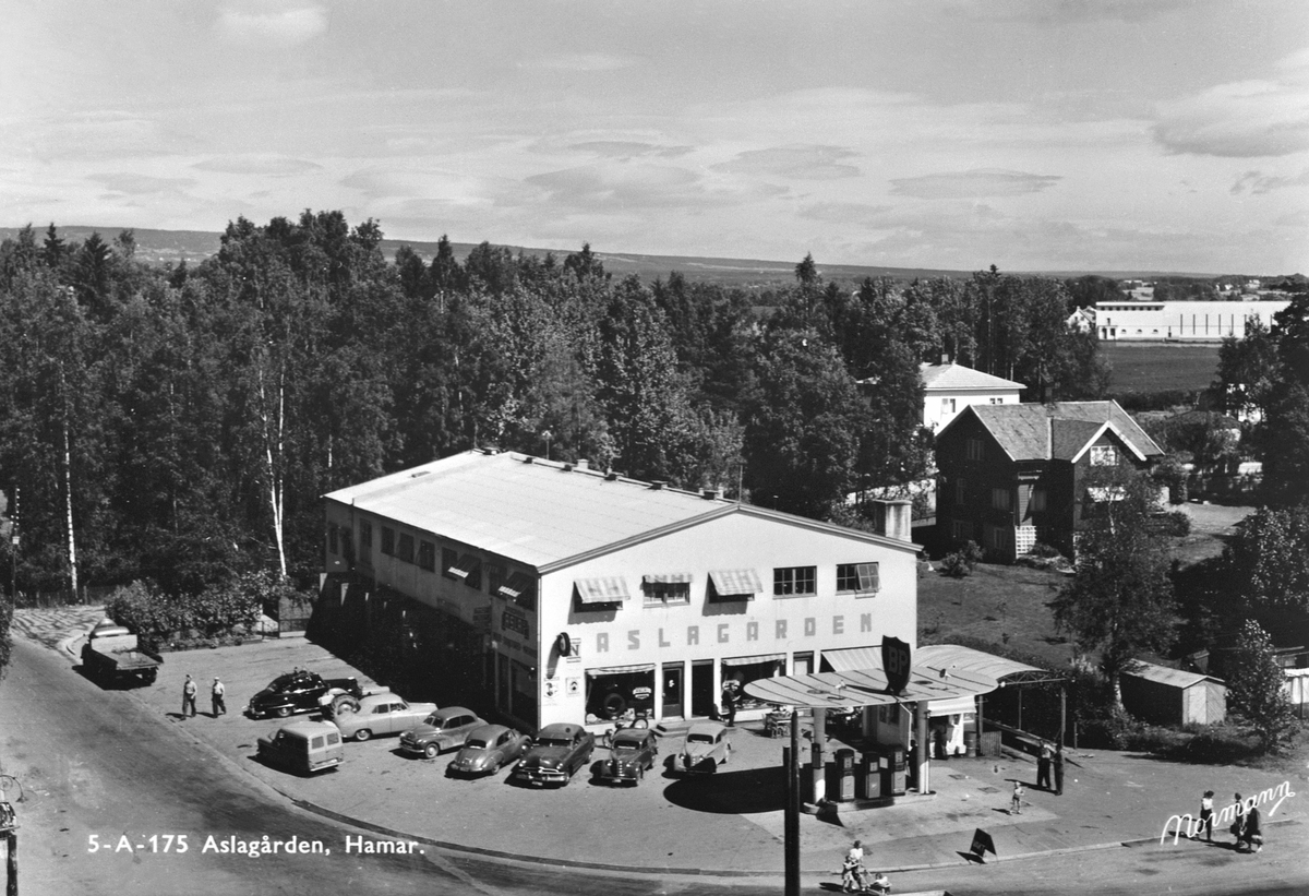 Anno Domkirkeodden, EKSTERIØR ASLAGÅRDEN, VANGSVEGEN 132, BENSINSTASJON OG BILER