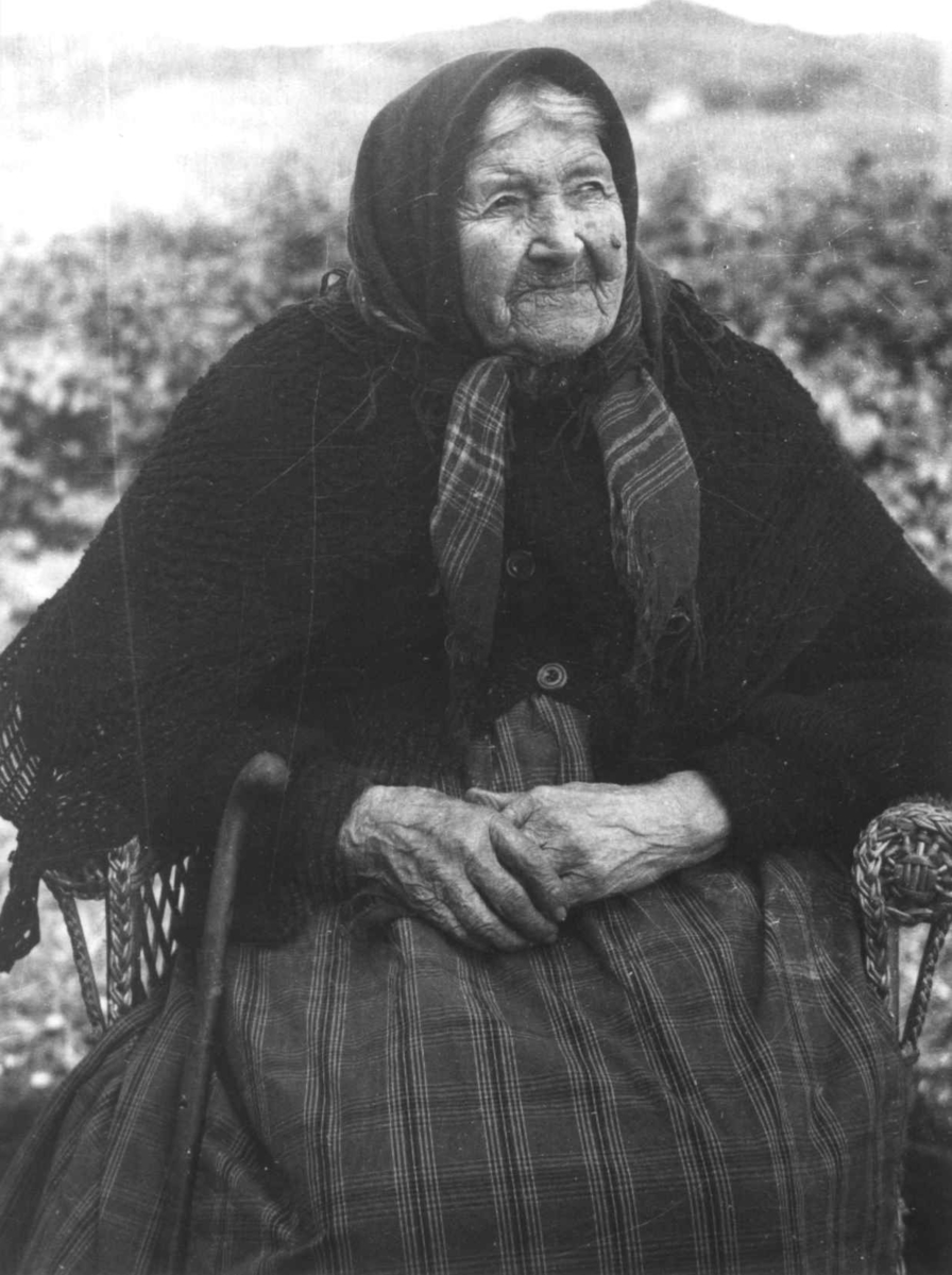 Anna Grostøl, Portrett av en eldre kvinne som sitter ute i en kurvstol. Lista 1930 eller 1940-årene.