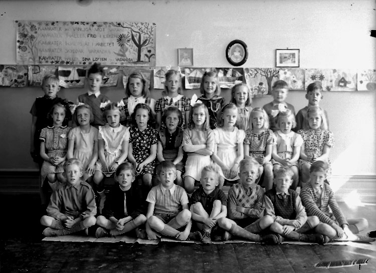 Sven Lindskog, Vasaskolan, klassrumsinteriör, 25 skolbarn med lärarinna fröken Märta Ljungdahl. Klass 2n, sal 1.