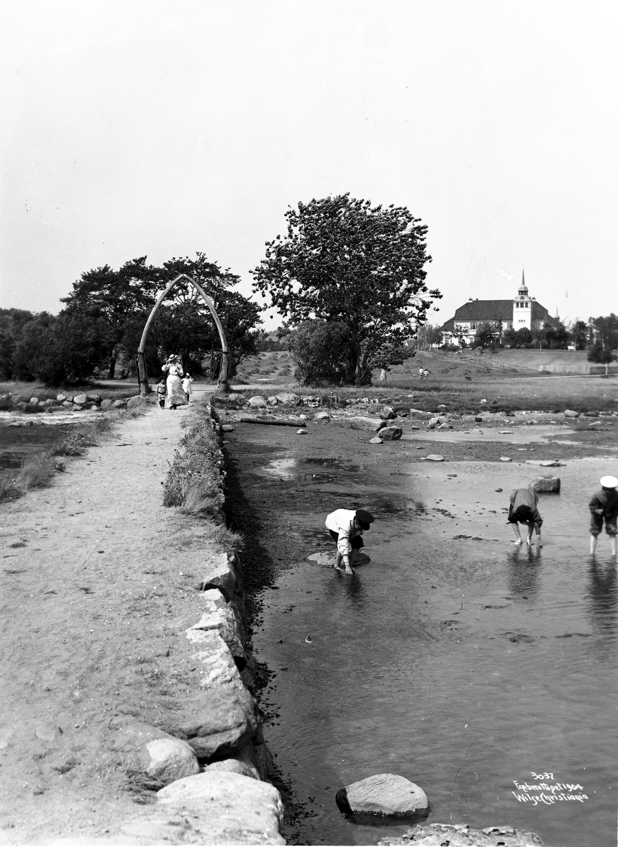 Anders Beer Wilse, Prot: Sandefjord - Societetsbygningene fra vei til Strømbadet, 15/7 1904