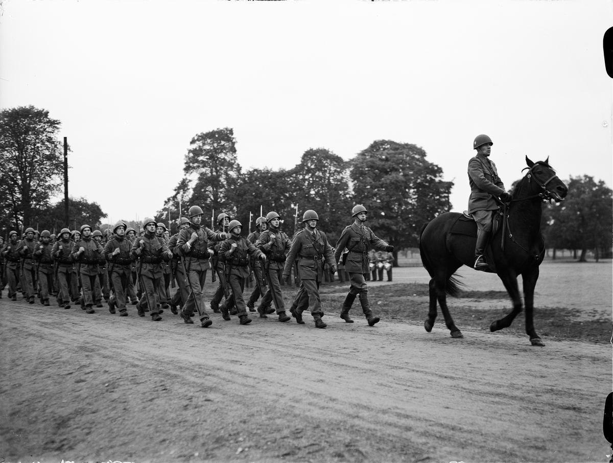Paul Sandberg, “Swedish sub-commanders dutiful, loyal and valiant soldiers” - a “troop of new students” with Colonel Hans Berggren to horse, Army sub-officer school, Dag Hammarskjöld’s road, Uppsala October 1942