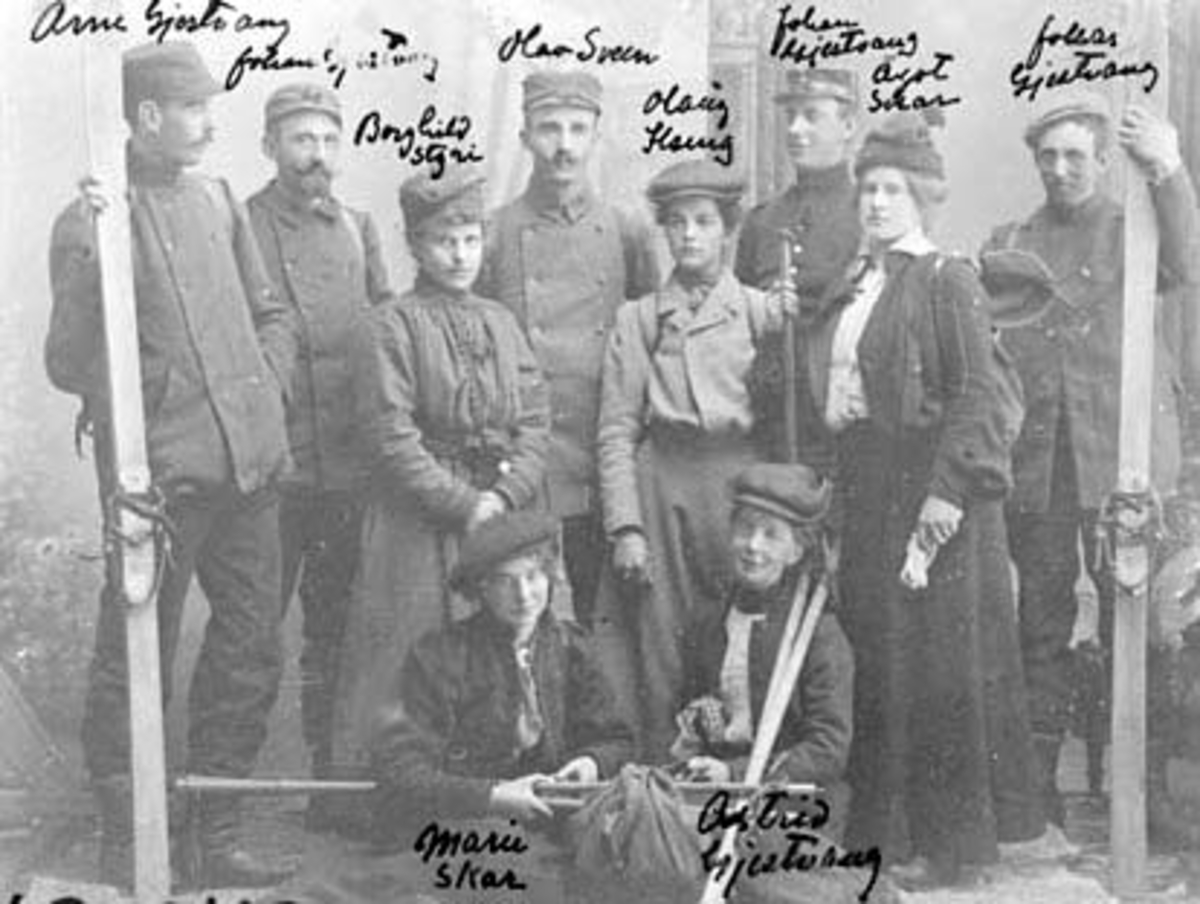 Anno Domkirkeodden, GRUPPE: 10 UNGDOMMER MED SKIUTSTYR I STUDIO, BAK TIL VENSTRE: ARNE GJESTVANG, JOHAN GJESTVANG, BORGHILD STYRI, OLAV SVEEN, OLAUG ILSENG, JOHAN GJESTVANG, ÅGOT SKAR, JONAS GJESTVANG, FORAN: MARIE SKAR, ASTRID GJESTVANG