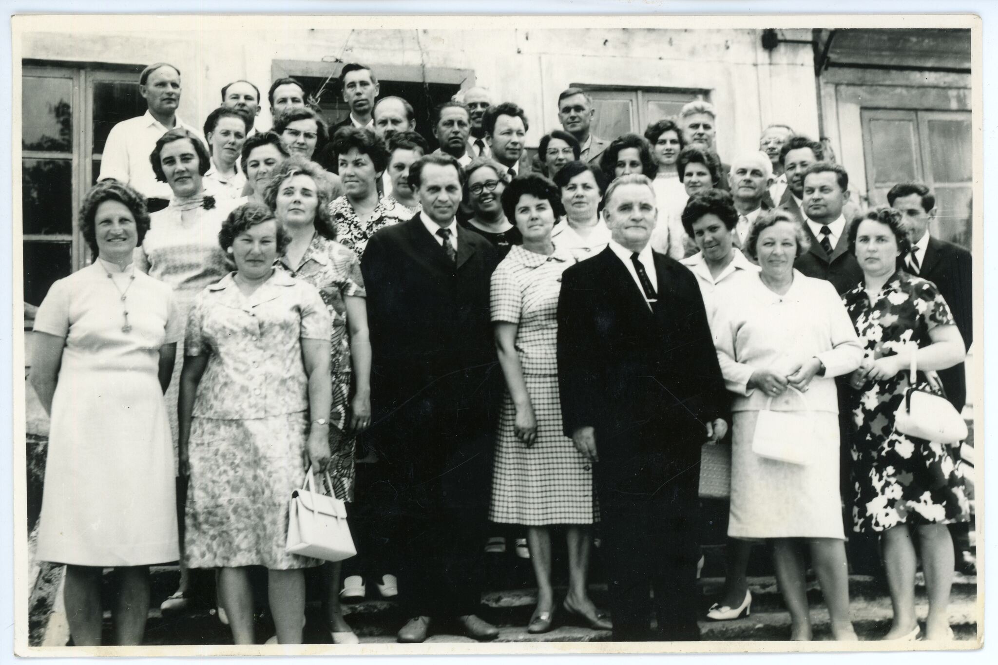 Nežinomas autorius, 1947 m. abiturientų laida prie Kelmės dvaro po 25 metų