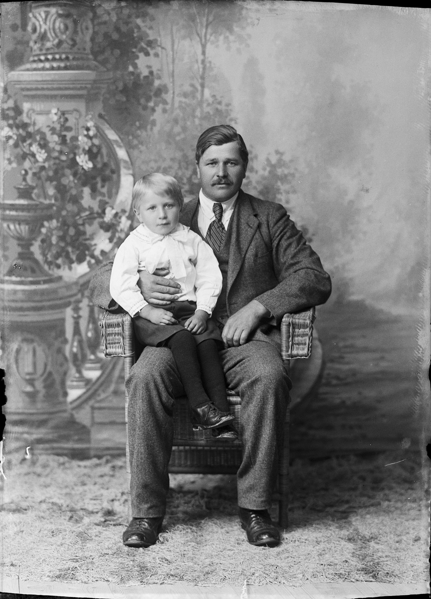 Skötsner-Edhlund, A forest keeper W Karlsson with son, from Sanda, Harg parish, Östhammar, Uppland 1923