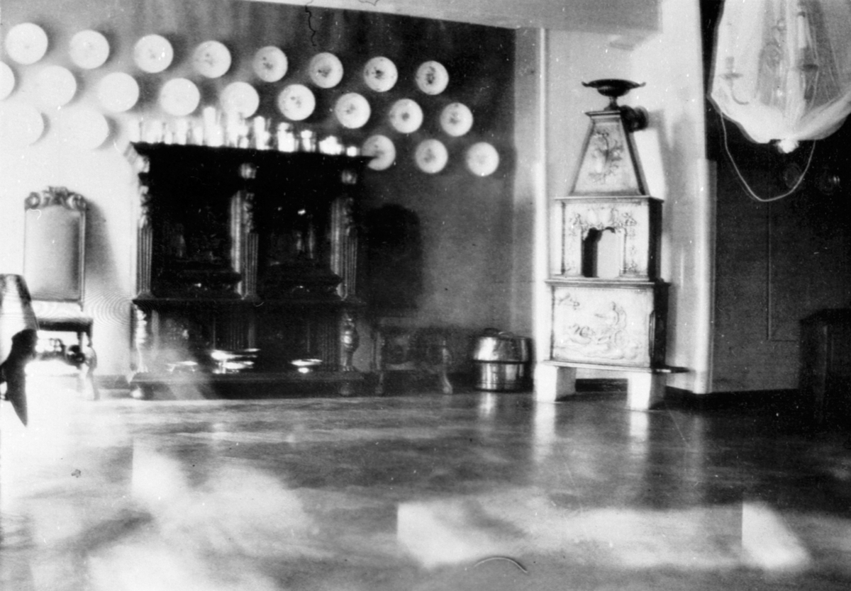 Anno Domkirkeodden, Interiør, spisestue, møbler fra grosserer Peter Wessel Wind Kildals dager på Hoel gård, Nes, Hedmark. Framskap, etasjeovn, måneskinnslampe.