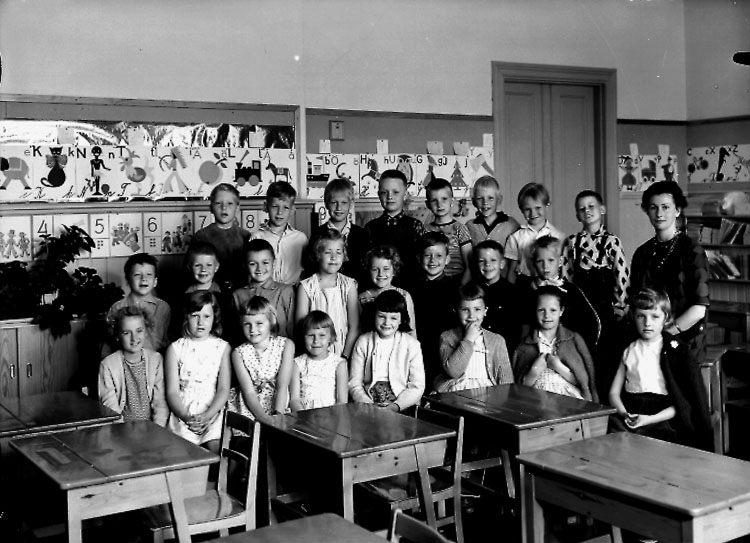 Sven Lindskog, Classroom interior, 24 schoolchildren with teachers.