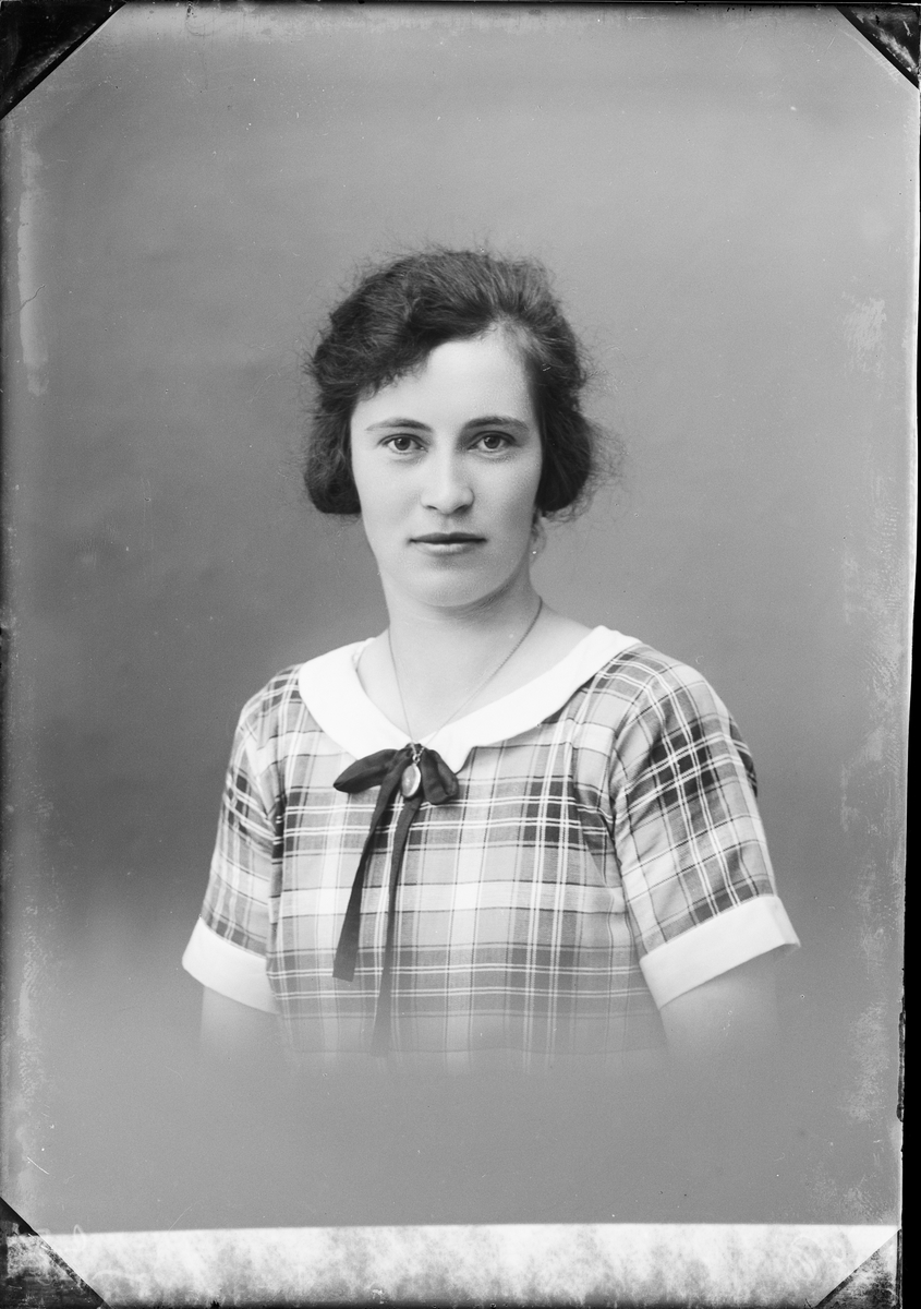 Skötsner-Edhlund, Ateljéporträtt - Wera Berggren från Botarsbo, Valö socken, Uppland 1926
