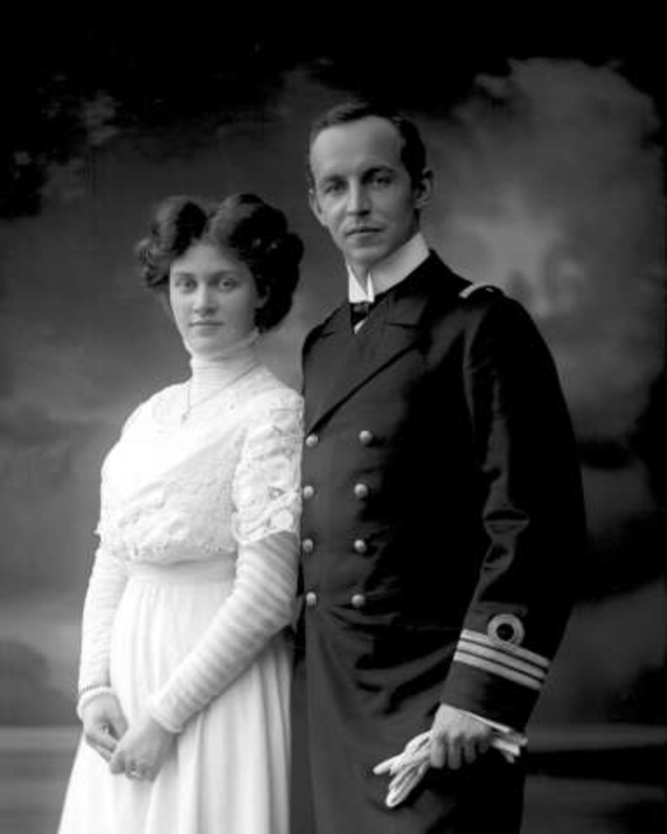 Gustav Borgen, Gruppeportrett, ungt par. Mann i marineuniform som kapteinløytnant. Kvinne i lys drakt. Frøken Johannessen.