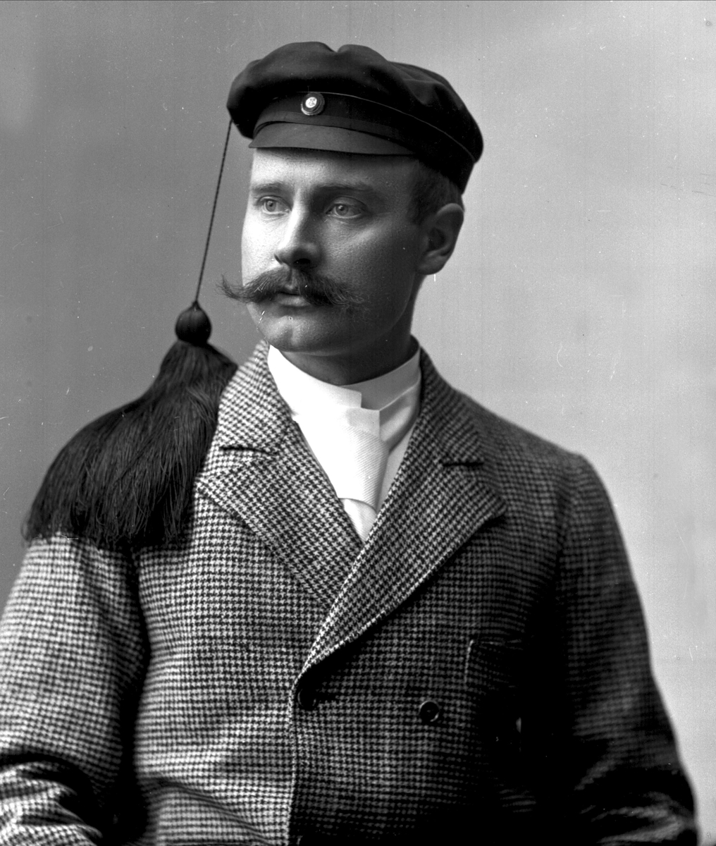 Gustav Borgen, Portrett, mann med studentlue. Stud.med. Fonhus.