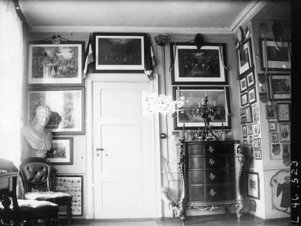 Fredrik Emil Faye, Interiør, Dal gård, Ullensaker. Røykeværelset med møbler og bilder, ca. 1898. Fra serie fotografert av kammerherre Fredrik Emil Faye (1844-1903), gårdens eier.