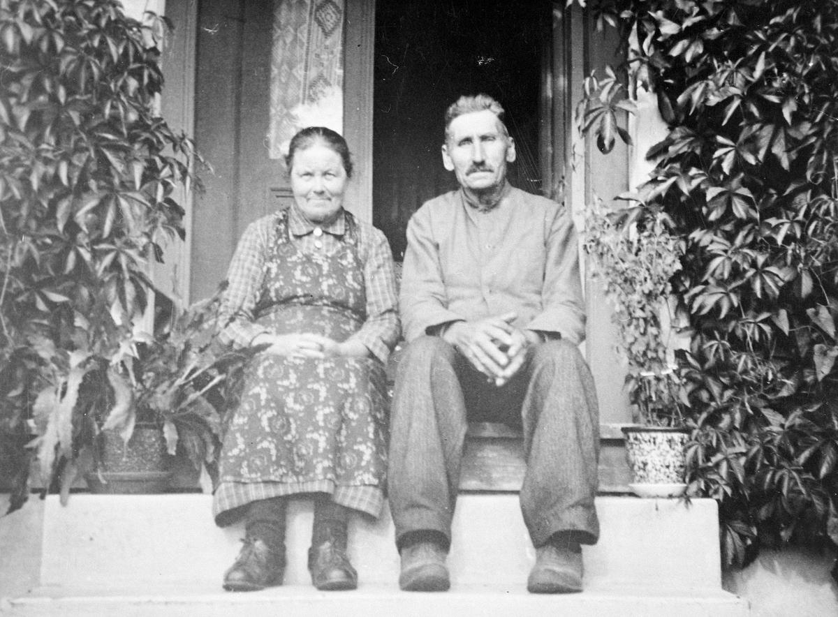 Anno Domkirkeodden, GR: 2, EKTEPAR, RAGNA VIE F: 04. 08. 1871 GIFT:LØVLI, MATHIAS LØVLI F: 07. 12. 1866, SOLBAKKEN, LØTEN Se Løtenbok nr. 3, side 385.