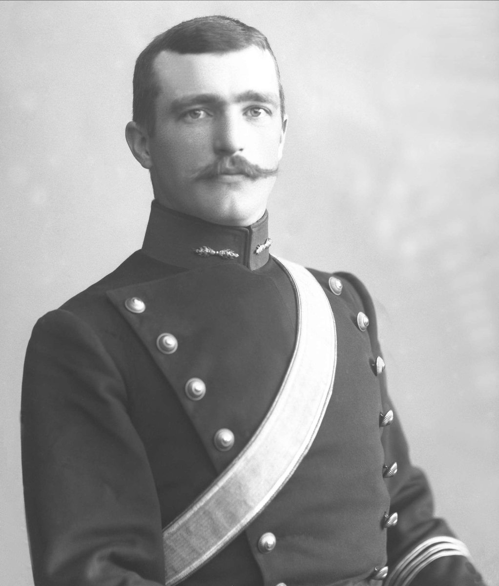 Gustav Borgen, Portrett, mann i kapteinsuniform. Kaptein Thorbjørnsen.