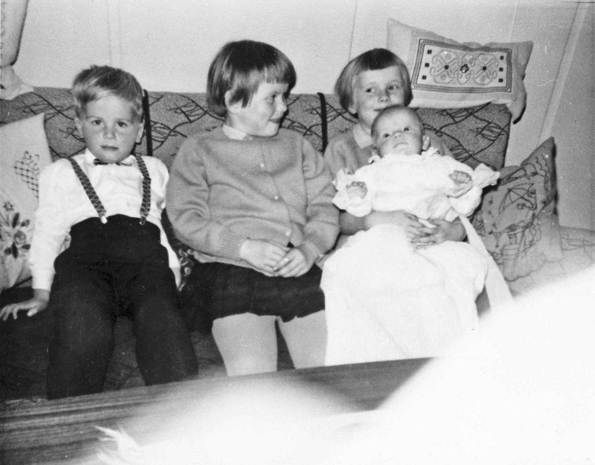 Rachel Haarseth, Barn, klær, sofa.