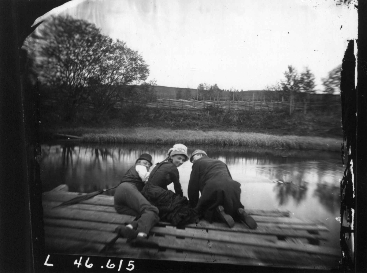 Fredrik Emil Faye, Fisketur, personer på trebrygge ved vann, fra venstre Lyng, fru Sigrid Faye, ca. 1879 Fra portrettserie av personer som bodde på eller besøkte Dal gård, Ullensaker, fotografert av gårdens eier, kammerherre Fredrik Emil Faye (1844-1903) i årene 1875-1900.