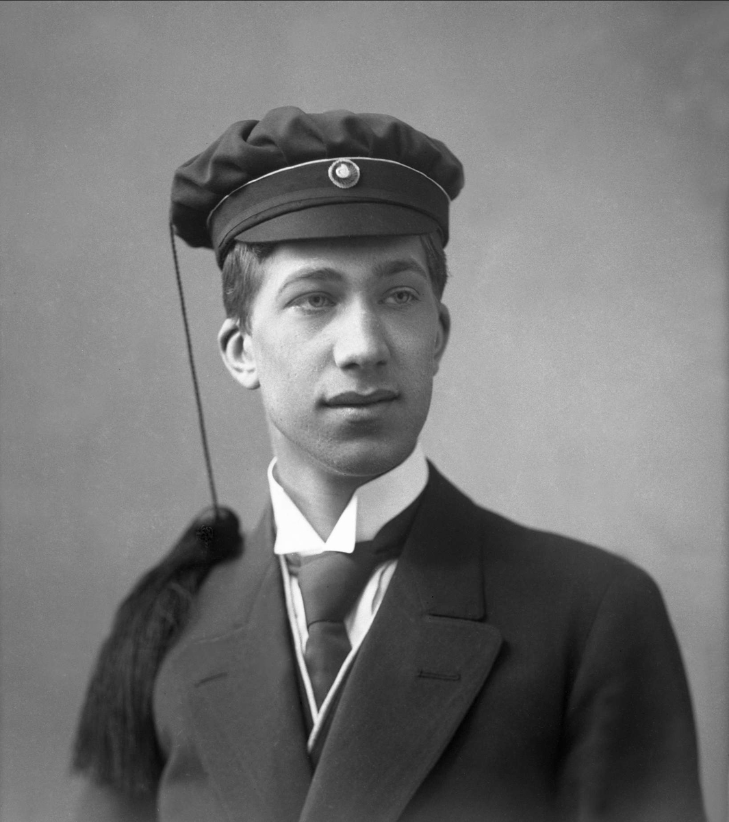 Gustav Borgen, Portrett, mann med studentlue. Engebret Hougen.