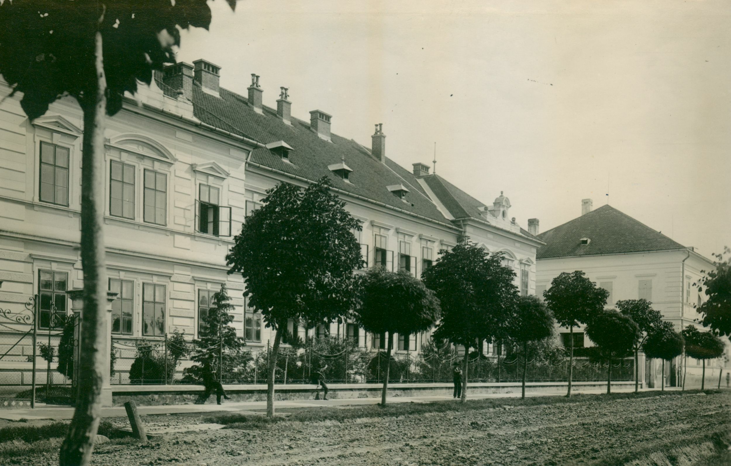 Josip Brunšmid, Đakovo - osnovna škola u Školskoj ulici