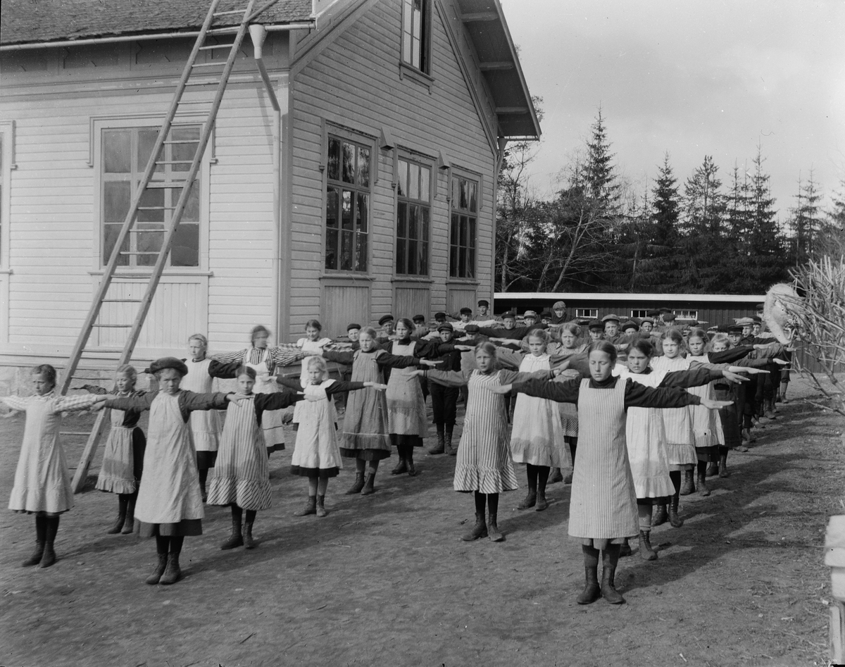 Josef Ärnström, Gymnastiklektion, sannolikt Berge skola, Berge, Timrå socken, Medelpad 1910