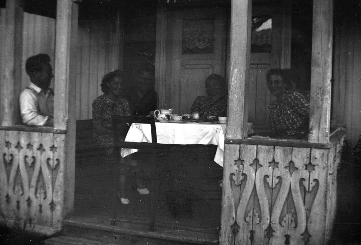 Anno Domkirkeodden, SØNDRE TOMTER. GJESTER PÅ VERANDAEN. KAFFESLABRAS.