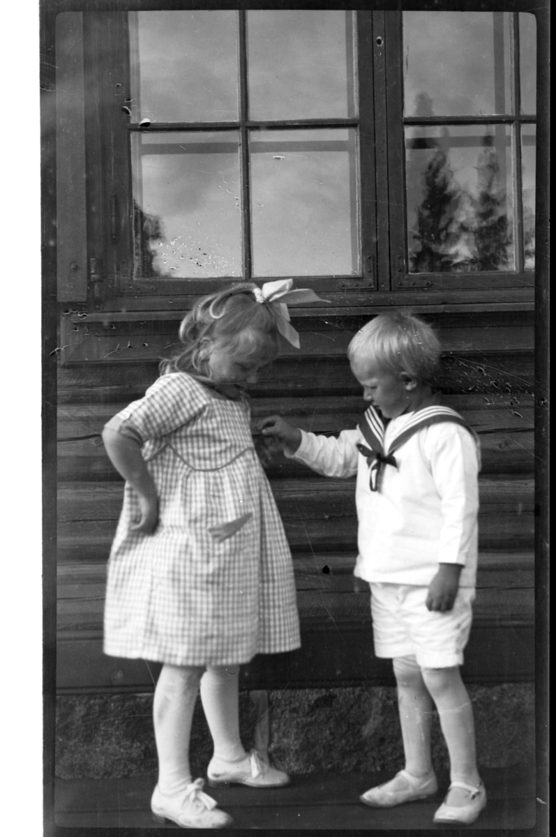 Rolf Sr. Sundt, Julius Sundt står sammen med en ukjent jente, Villa Knyggen. Fotografert 1920.
