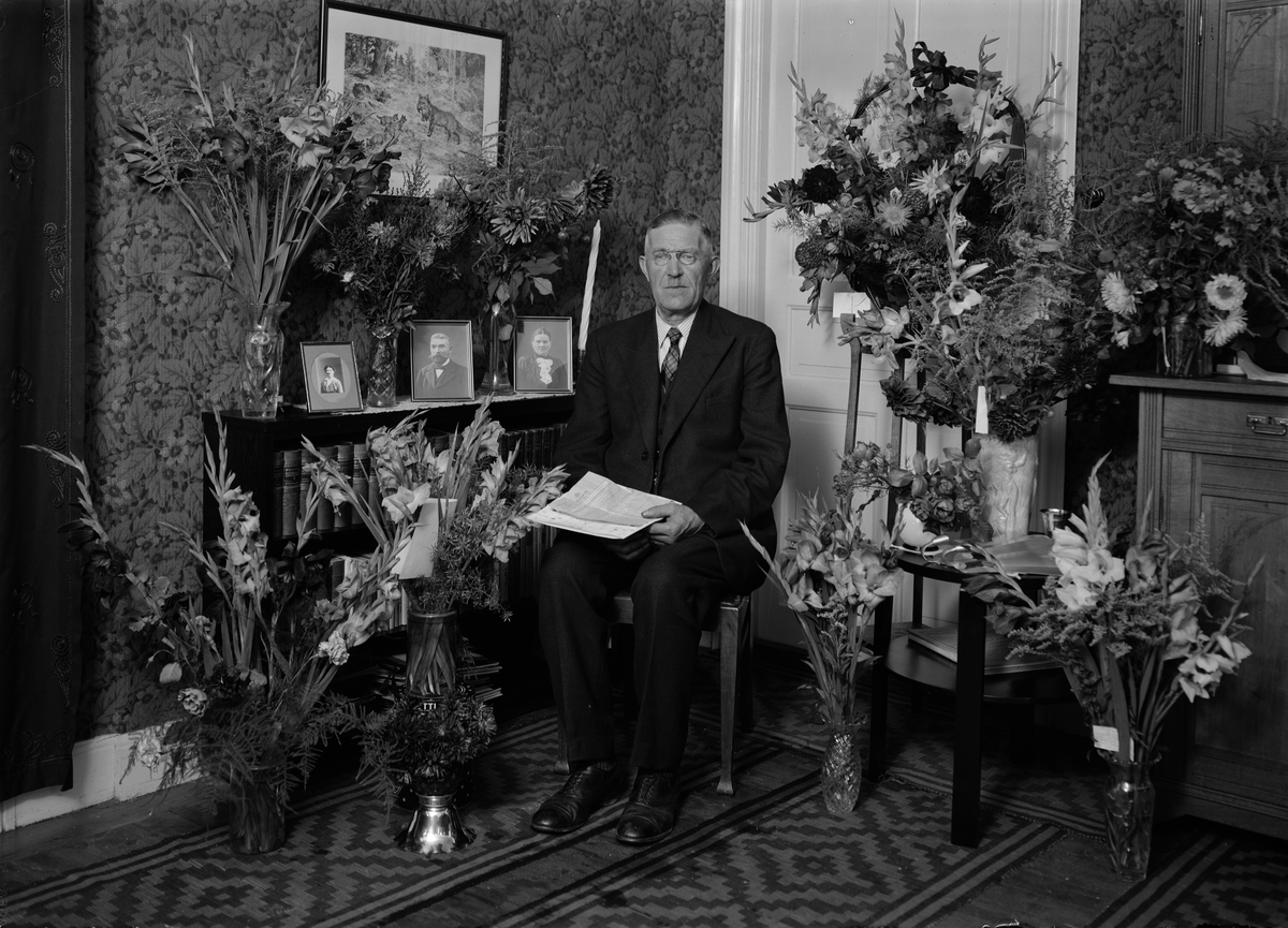 Paul Sandberg, Födelsedagsporträtt- äldre man i hemmiljö, Uppsala 1937