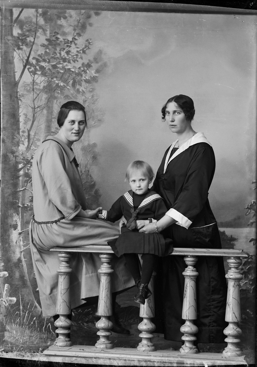 Skötsner-Edhlund, Ateljéporträtt - två kvinnor och en flicka från Öregrund, Uppland 1923