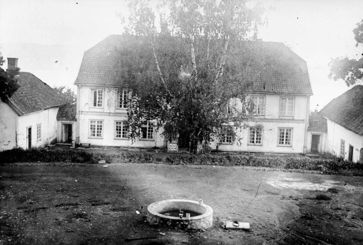 Anno Domkirkeodden, Hovedbygningen fra tunet på Hovelsrud, Helgøya.