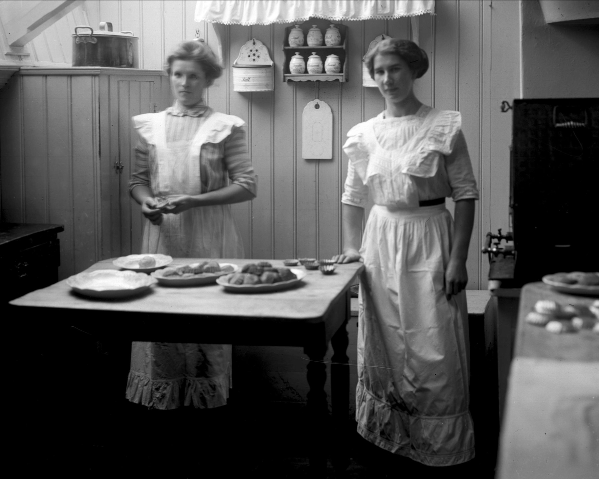 Gustav Borgen, Interiør, kjøkken med to tjenestepiker som baker kaker.
