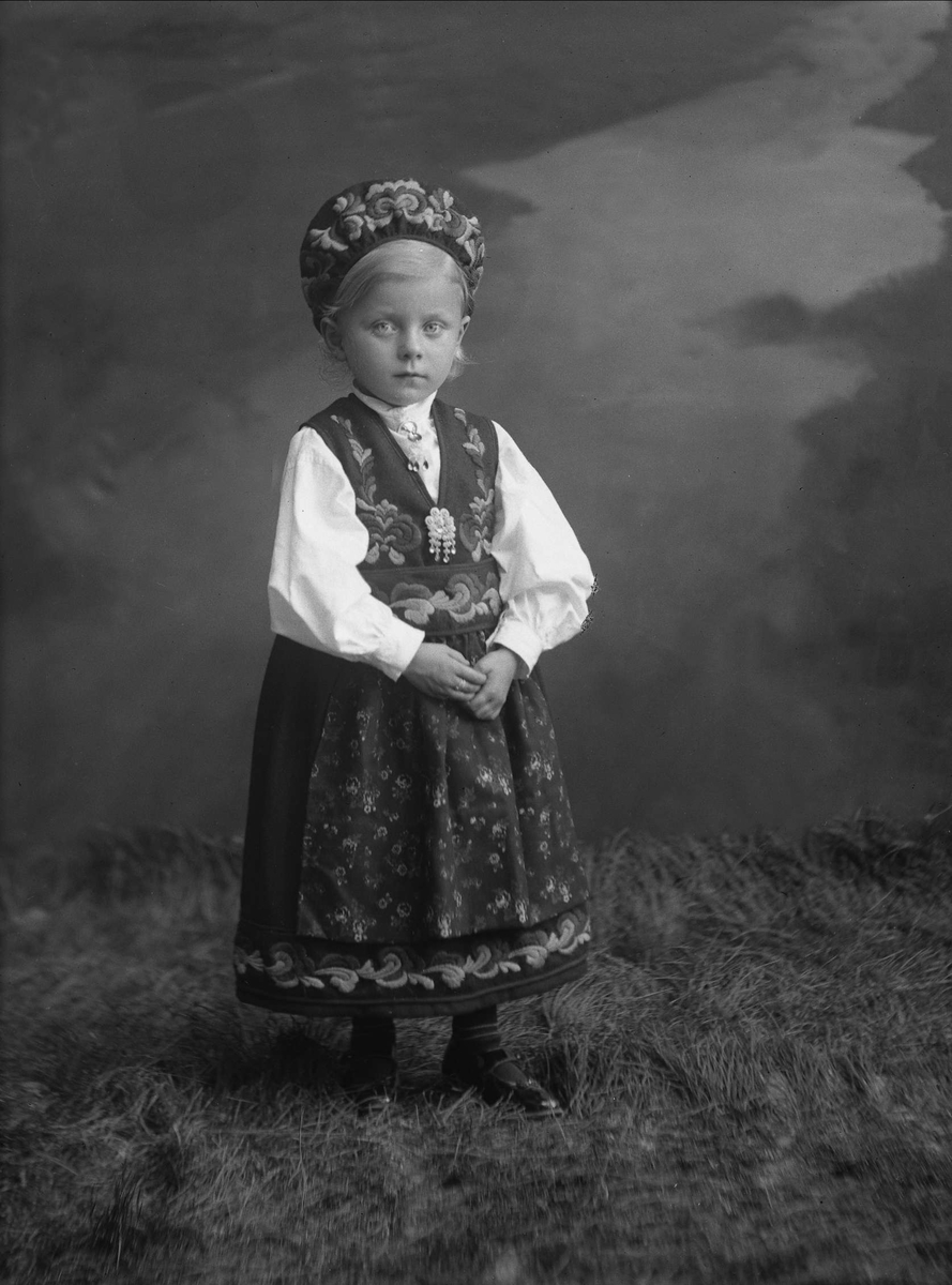 Gustav Borgen, Portrett, pike med bunad.