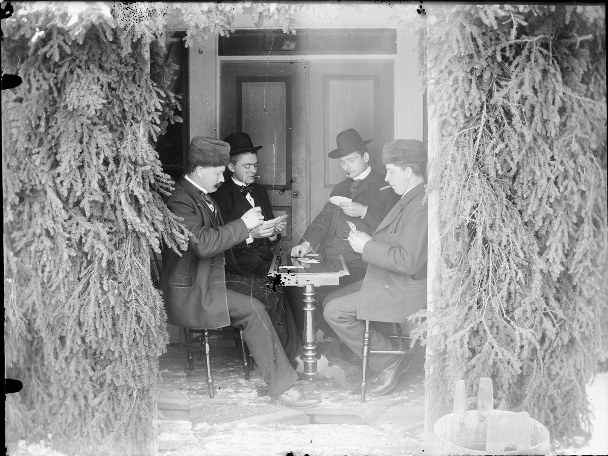Skötsner-Edhlund, Fyra män spelar kort ute på verandan, Östhammar, Uppland
