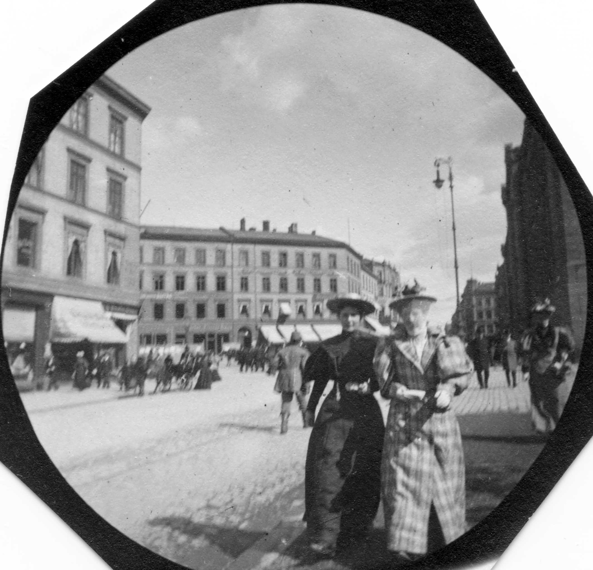 Fredrik Carl Mülertz Størmer, Fredrik Schjøtt spaserer langs Karl Johans gate, Oslo.