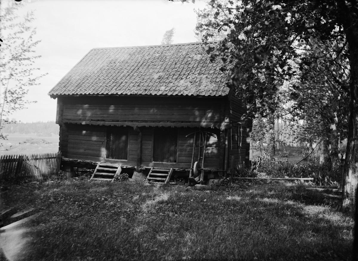 Paul Sandberg, Over-acting double bod, Folkmora, Hökshus parish, Uppland, probably 1920s