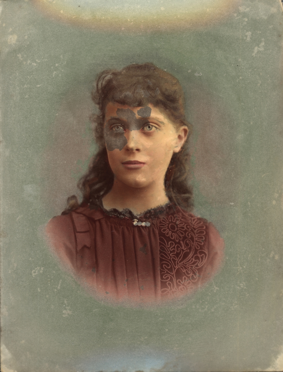 Henri Osti's Fotografiateliér, Ateljéporträtt - kvinna, Uppsala före 1914
