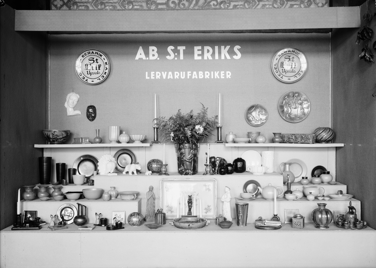 Paul Sandberg, AB S:t Eriks Lervarufabrikers monter i stora utställningssalen på Upsala Fabriks- och handtverksförenings utställning, nedre botten, Nedre Slottsgatan 6