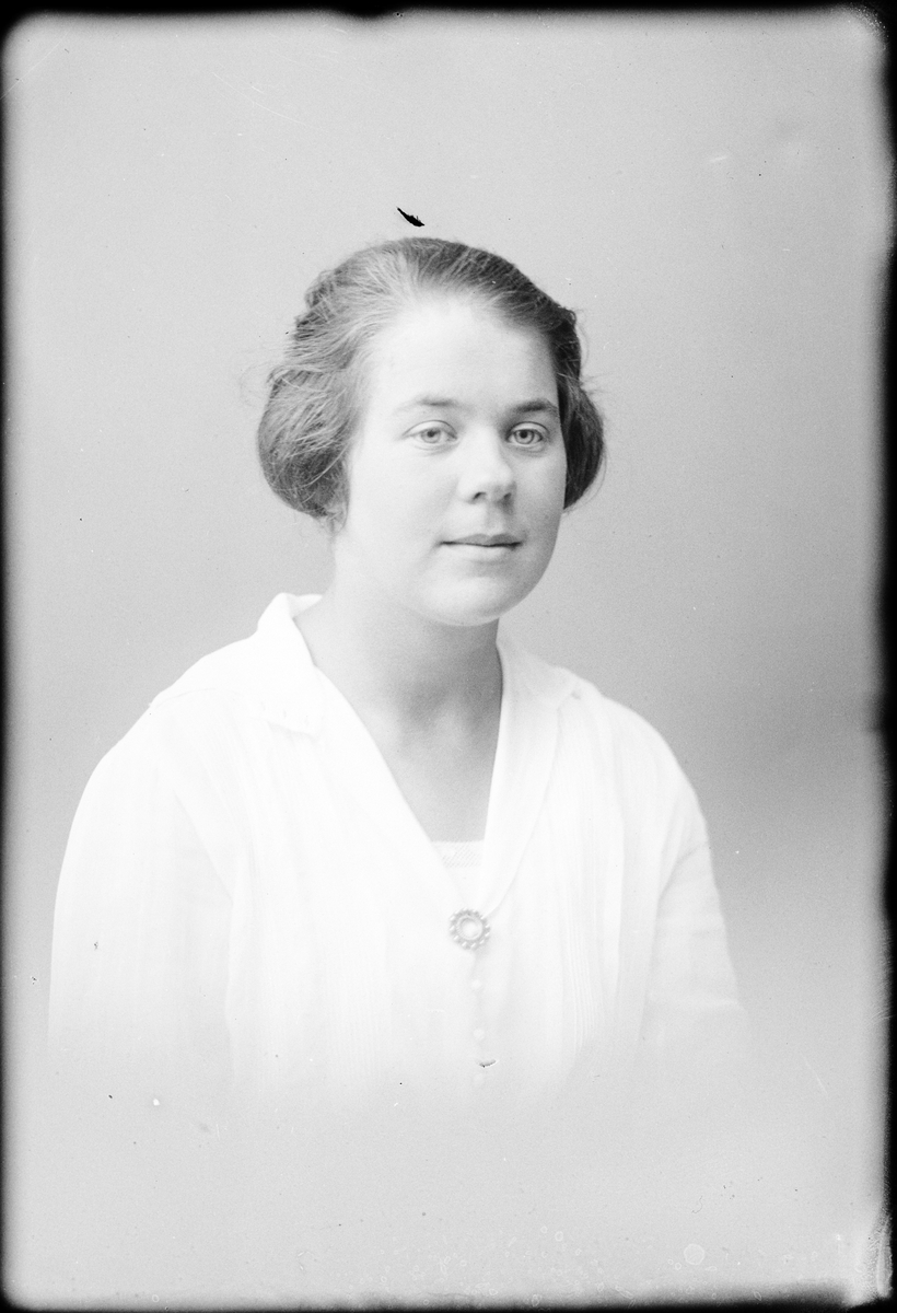 Skötsner-Edhlund, Ateljéporträtt - kvinna, Östhammar, Uppland