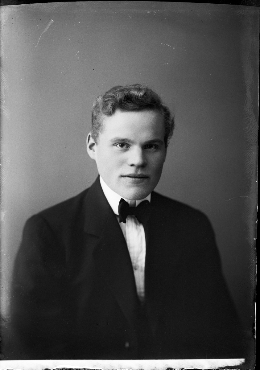 Skötsner-Edhlund, Ateljéporträtt - man, Östhammar, Uppland