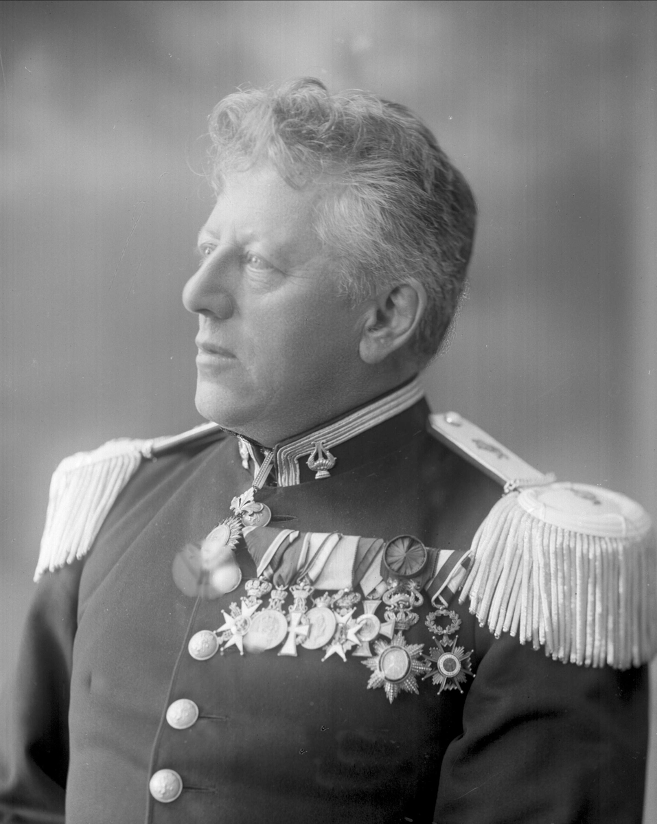 Gustav Borgen, Portrett, Ole Olsen i uniform som major ved infanteriet og musikkinspektør for armeen som reglementert fra 1894 til 1910.