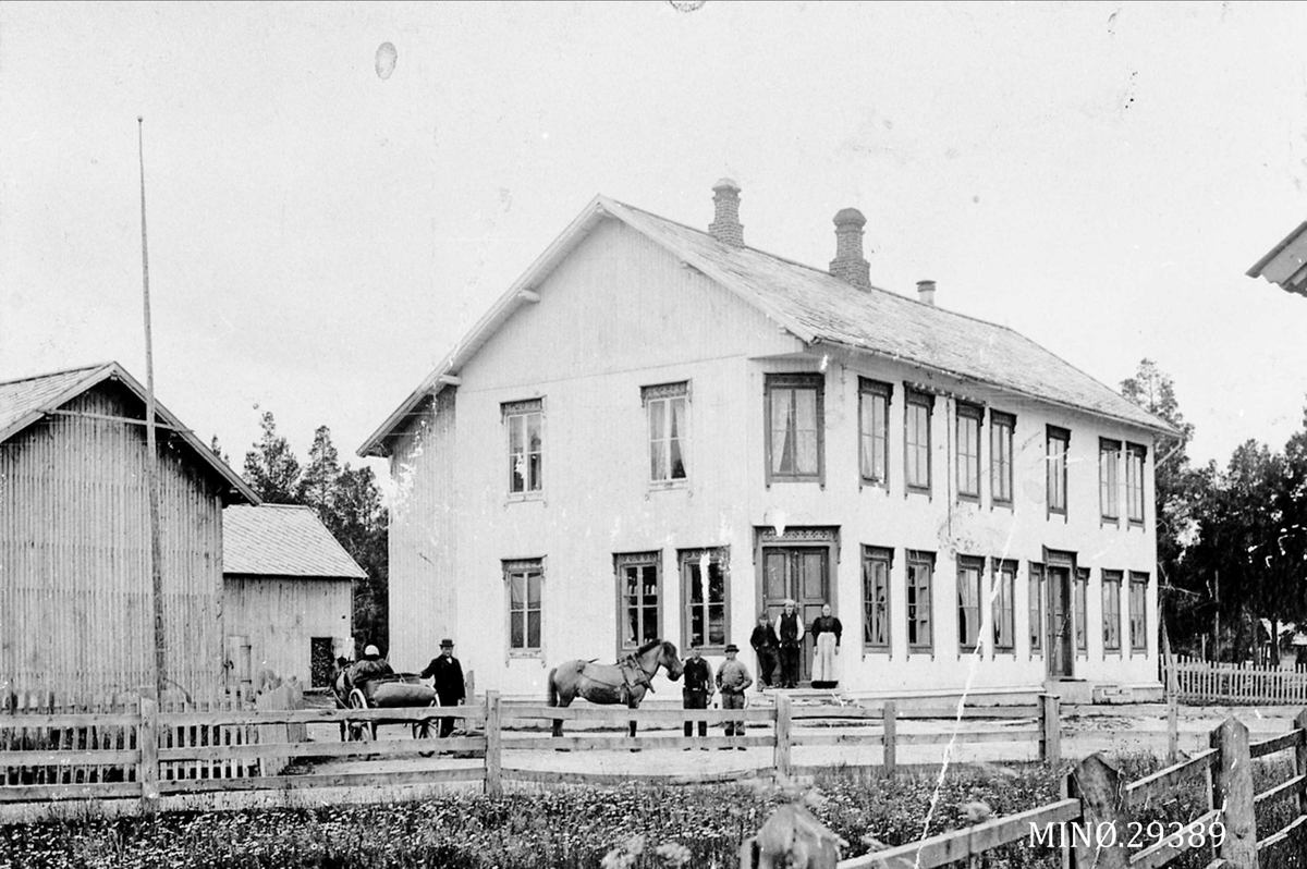 H. A Eriksson, Bankbygningen. Bildet er tatt ca. 1940. da var P. C. Backke eier av bygningen og drev handel der. Bygget huset i 1887.