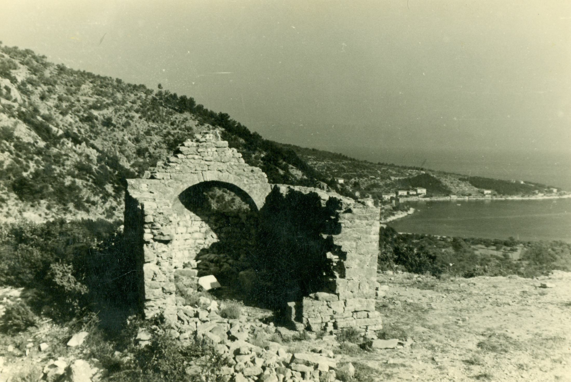 Branko Fučić, Rabac (Labin), ruševine kapelice sv. Andrije u okolici Labina, iznad Rabca