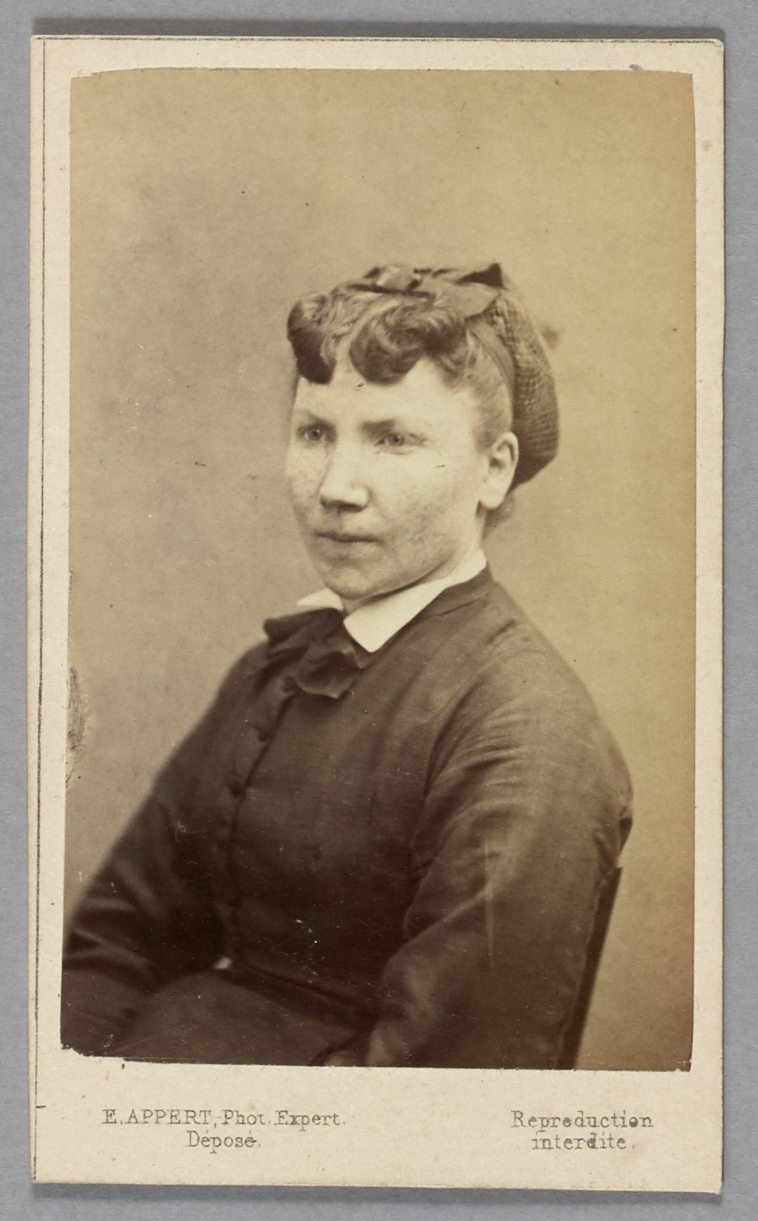 Ernest Charles Appert, Portrait de Madame Vautrain, pris à la prison des Chantiers à Versailles. Commune de Paris, 1871.