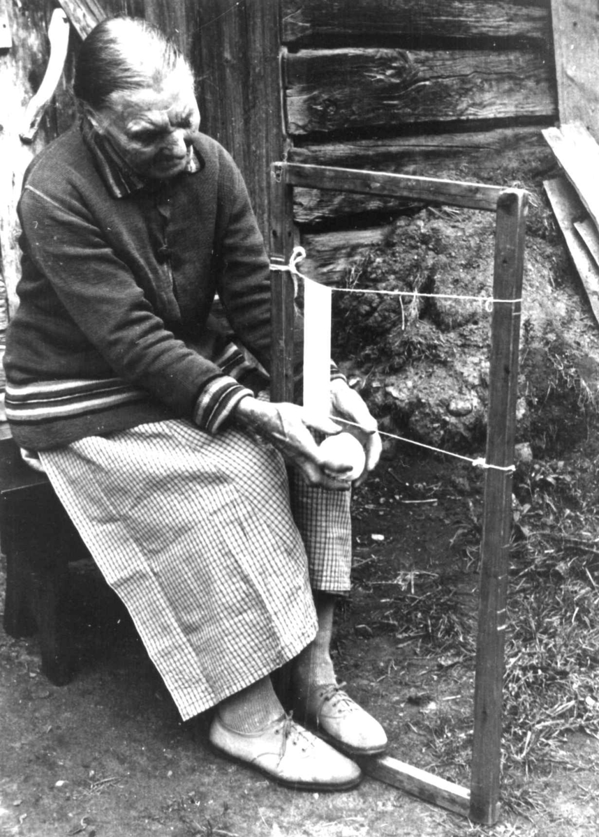 Anna Grostøl, Skjåk, Oppland 1941. Guro Breiskriden med sprangarbeid.