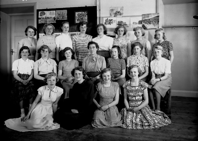 Sven Lindskog, Almby Eastern school, classroom interior, 18 girls with teacher Miss Karin Eriksson. Class 8d, Hall 9.