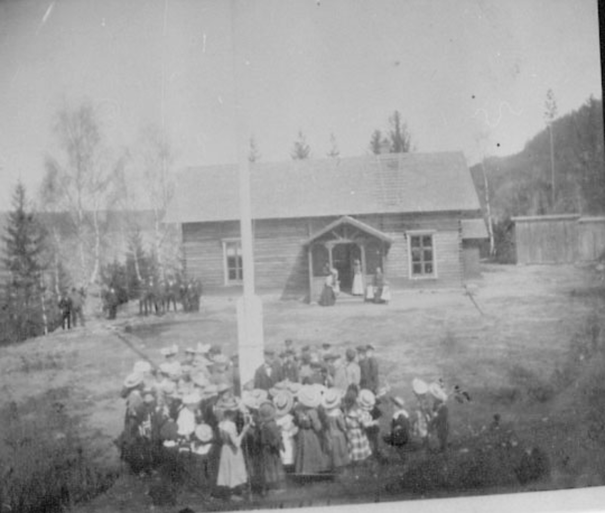 Normann Helger, 17 MAI, LÆRER GUTHUS MED MANGE ELEVER OG VOKSNE, SKOLEPLASS, FLAGGSTANG, NORDVANG SKOLE, ESPA,