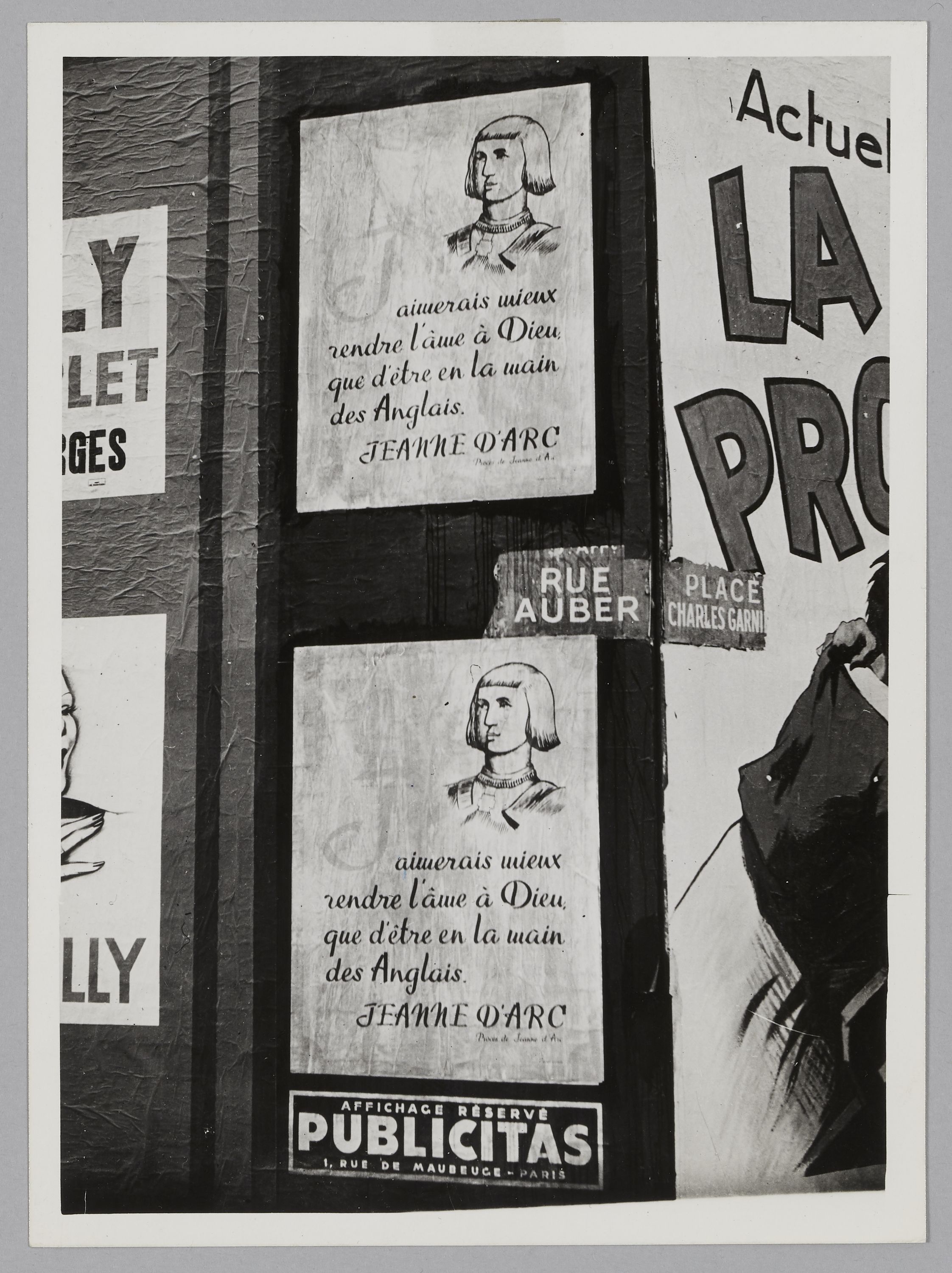 Service des Agences Françaises d'Actualités et de Reportages Associés, Portrait et citation de Jeanne d'Arc concernant les Anglais sur un panneau d'affichage Publicitas, à l'angle de la rue Auber/place Charles-Garnier