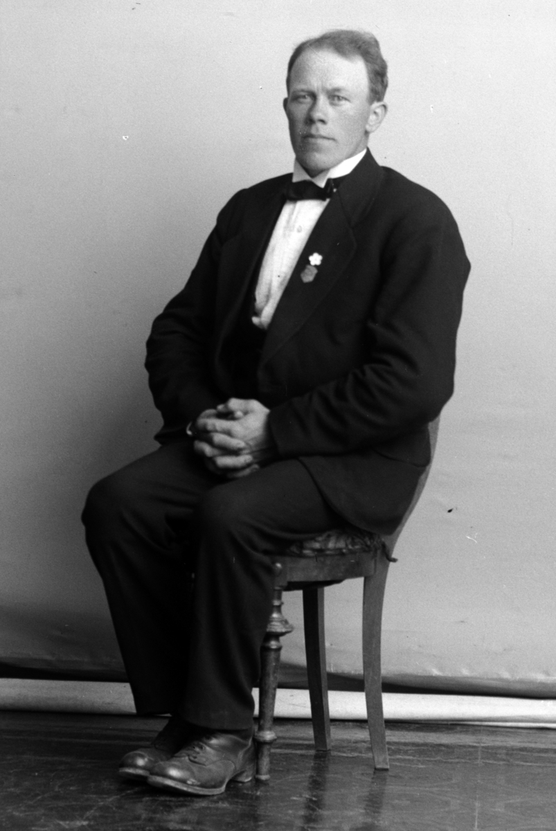Christian Grundseth, KNUDSEN S. , HELFIG, SITTENDE, 25600