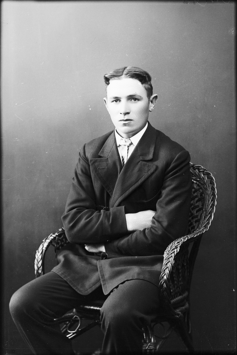 Skötsner-Edhlund, Ateljéporträtt - Elis Mattsson från Sunnanäng, Valö socken, Uppland