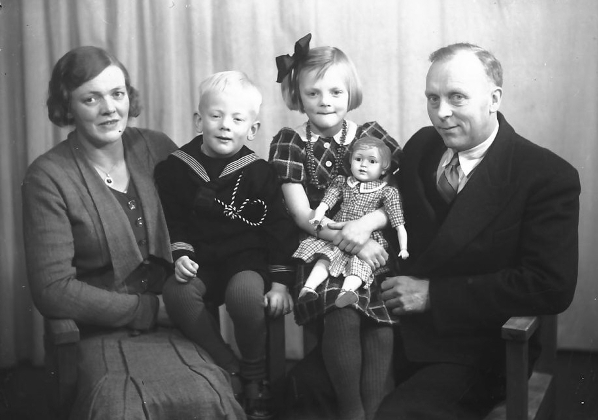 Per K. Lien, Typisk familiebilde, gutten i matrosdress og jenta har med seg dukke.